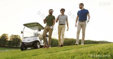 <strong>三名</strong>男子拿着球杆走在高尔夫球场